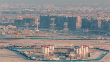 Birçok vinç, yeni ilçe zaman diliminin modern soyutlama sahasında çalışıyor