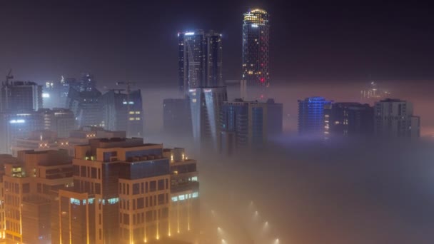 Κτίρια καλύπτονται σε παχύ στρώμα ομίχλης σε Business Bay νύχτα timelapse. — Αρχείο Βίντεο