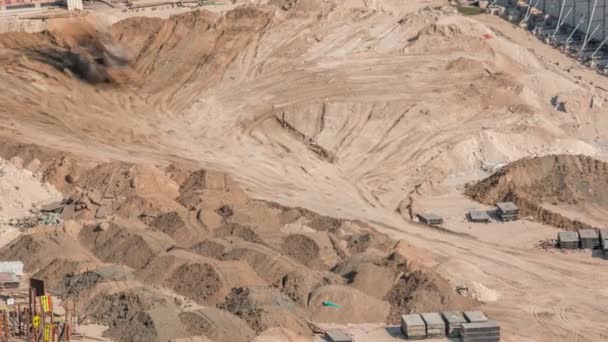 Kerekes rakodó gép homok kirakodása eathmoving munkálatoknál az építkezés helyén — Stock videók