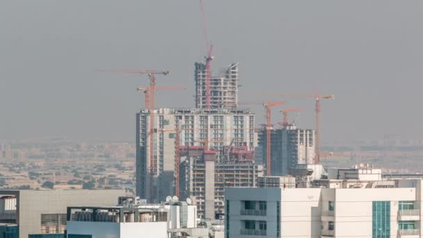 Jeřábi, kteří pracují na moderních staveništích nových věží — Stock video