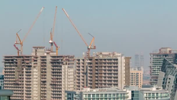 Żurawie pracujące na nowoczesnym placu budowy nowych wież timelapse — Wideo stockowe