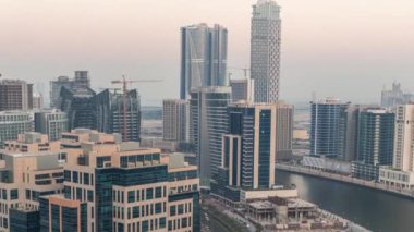 Körfez Meydanı 'ndan gece saatine karışık kullanım ve Dubai' deki Business Bay 'de bulunan düşük katlı kompleks ofis binalarıyla.