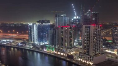 Dubai, Birleşik Arap Emirlikleri 'ndeki Business Bay hava sahasındaki gece kuleleri.