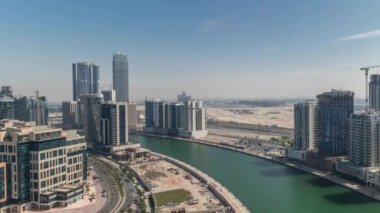 Dubai, Birleşik Arap Emirlikleri 'ndeki Business Bay hava sahasındaki gökdelenler.