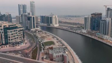 Business Bay hava sahasındaki gökdelenler Dubai, Birleşik Arap Emirlikleri 'ndeki gece ve gündüz saatleri.