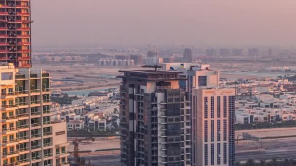 Luxus-Häuser und Villen in der Nähe von Kanal mit Türmen Zeitraffer in Business Bay, Dubai, Vereinigte Arabische Emirate. — Stockvideo