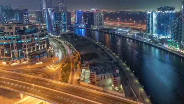 位于阿拉伯联合酋长国迪拜的商务湾航机之夜的摩天大楼 — 图库视频影像