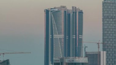 Business Bay hava sahasındaki gökdelenler Dubai, Birleşik Arap Emirlikleri 'ndeki gece ve gündüz saatleri.