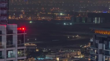 Kanal yakınındaki lüks evler ve villalar. Kuleleri olan gökdelenler. Business Bay, Dubai, Birleşik Arap Emirlikleri 'nde gece saatleri..