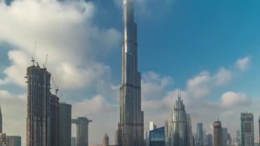 Dubai şehir merkezinden yükselen gökdelenler, alışveriş merkezleri ve çeşmeler modern binalarla çevrili.