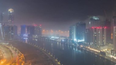 Gündoğumundan önce Business Bay bölgesinde modern şehir mimarisi. Tüm gece boyunca Dubais gökdelenlerinin panoramik görüntüsü