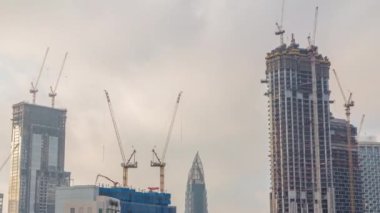 Vinçler yeni gökdelen zaman diliminin modern soyutlama sahasında çalışıyorlar