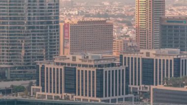 Şehir merkezindeki gökdelenler, metro hattı üstgeçidi ve trafik zaman ayarlı. Dubai, Birleşik Arap Emirlikleri