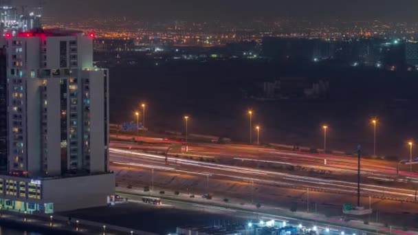 Torres y carretera en el horario nocturno aéreo de Business Bay en Dubai, Emiratos Árabes Unidos — Vídeos de Stock