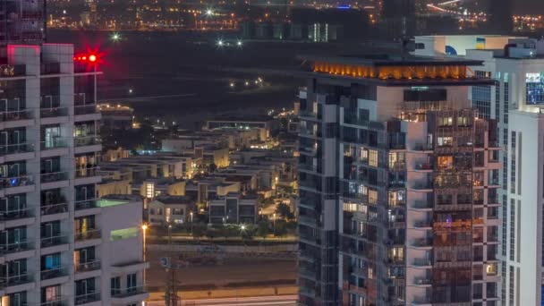 Lyxiga hus och villor nära kanalen med torn antenn hela natten timelapse i Business Bay, Dubai, Förenade Arabemiraten. — Stockvideo