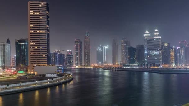 Nowoczesna architektura miasta w dzielnicy Business Bay. Panoramiczny widok na wieżowce Dubais nocy timelapse — Wideo stockowe