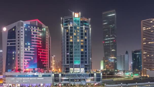 Modern városi építészet a Business Bay kerületben. Panorámás kilátás Dubais felhőkarcolók éjszakai időbeosztás — Stock videók