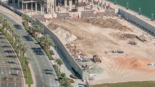 Kerekes rakodó gép homok kirakodása eathmoving munkálatoknál az építkezés helyén — Stock videók