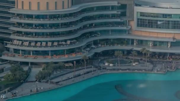 Centro comercial exterior con cafés y reastaurants timelapse en Dubai, Emiratos Árabes Unidos — Vídeos de Stock
