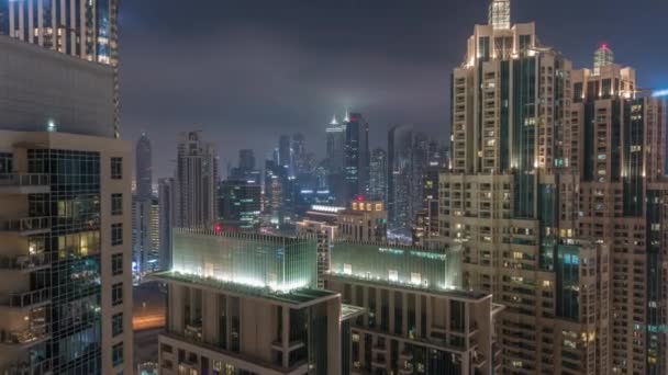 Arranha-céus de Dubai com iluminação em business bay district night timelapse. — Vídeo de Stock