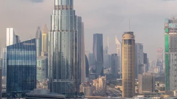Dubai şehir merkezinden yükselen gökdelenler, alışveriş merkezleri ve çeşmeler modern binalarla çevrili. — Stok video