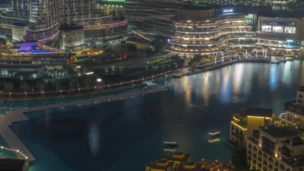 Dubai Fountain timelapse notte aerea. Fontana musicale, situata in un lago artificiale in centro — Video Stock