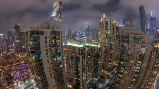 Skyscrapers skyline em Dubai Downtown na cronologia aérea da noite. — Vídeo de Stock