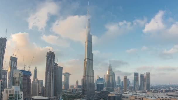 Wolkenkrabbers stijgen boven Dubai centrum van dag tot nacht timelapse omgeven door moderne gebouwen bovenaanzicht — Stockvideo