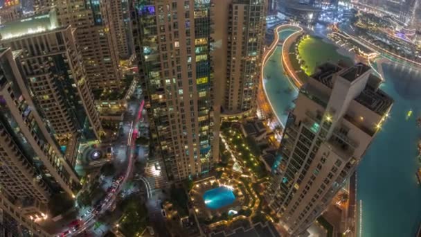 迪拜市中心摩天大楼的摩天大楼在夜间空中掠过. — 图库视频影像