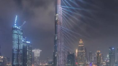 Dubai şehir merkezinde tüm gece boyunca yükselen gökdelenler modern binalarla çevrili gökdelenler.