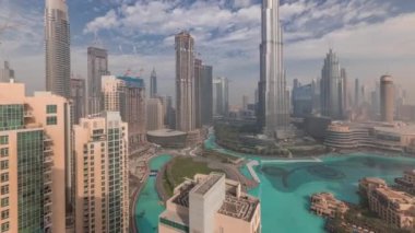 Sabahın erken saatlerinde şehir merkezinde Dubai şehrinin hava görüntüsü.