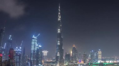 Dubai şehir merkezinde tüm gece boyunca yükselen gökdelenler modern binalarla çevrili gökdelenler.