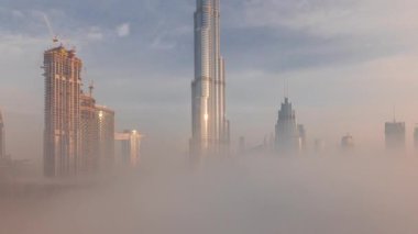 Dubai şehrinin hava görüntüsü sabahın erken saatlerinde siste.