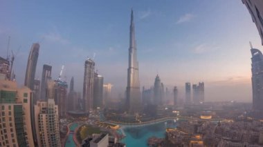 Dubai şehrinin hava görüntüsü sabahın erken saatlerinde sisli geceden gündüze.