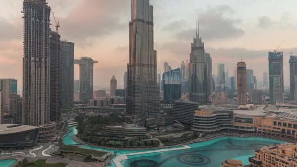 Wolkenkratzer, die sich Tag und Nacht über Dubai Downtown erheben, umgeben von modernen Gebäuden von oben — Stockvideo