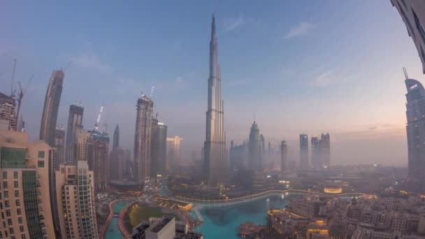 Flygfoto över Dubai stad tidigt på morgonen under dimma natt till dag timelapse. — Stockvideo