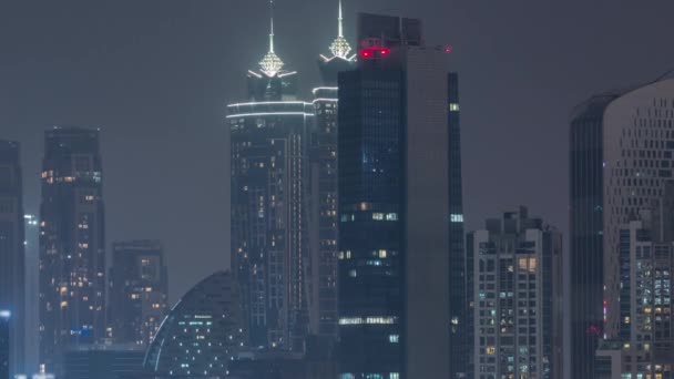 Дубайські хмарочоси з освітленням в діловій бухті Окружний нічний таймелапс. — стокове відео