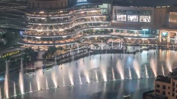 Dubai Fountain timelapse notte aerea. Fontana musicale, situata in un lago artificiale in centro — Video Stock