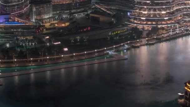 Dubai Fountain timelapse notte aerea. Fontana musicale, situata in un lago artificiale in centro — Video Stock