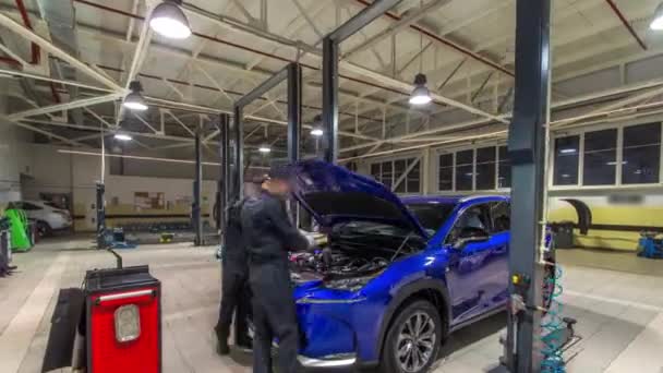 Mecánica profesional del coche que comprueba debajo del capó en el hiperlapso del timelapse del servicio de reparación auto . — Vídeo de stock