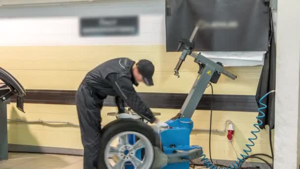 Professionele auto monteur vervangen band op het wiel in auto reparatie service timelapse. — Stockvideo