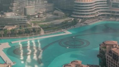 Dubai Çeşmesi havadan zaman ayarlı. Müzikal çeşme, şehir merkezindeki yapay bir gölde.