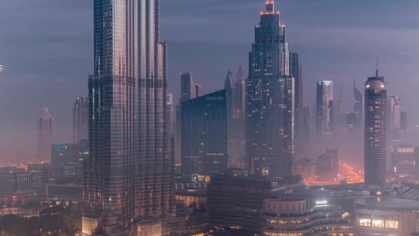 Vue aérienne de la ville de Dubaï tôt le matin pendant la nuit de brouillard à l'heure du jour. — Video