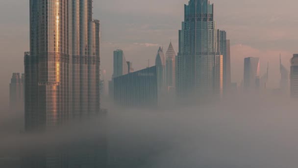 Vue aérienne de la ville de Dubaï tôt le matin pendant le timelapse de brouillard. — Video