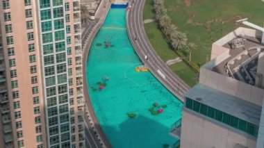 Dubai Çeşmesi 'nde parkın hava saatleri var. Müzikal çeşme, şehir merkezindeki yapay bir gölde.