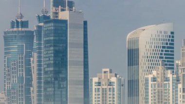 Dubai 'deki gökdelenler, güneş doğarken iş sahasında sisle kaplıydı..