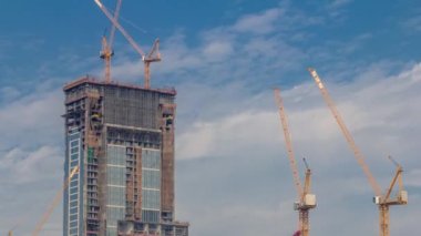 Vinçler yeni gökdelen zaman diliminin modern soyutlama sahasında çalışıyorlar