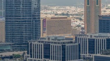 Şehir merkezindeki gökdelenler, metro hattı üstgeçidi ve trafik zaman ayarlı. Dubai, Birleşik Arap Emirlikleri