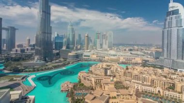 Dubai şehir merkezinden yükselen gökdelenler, alışveriş merkezleri ve çeşmeler modern binalarla çevrili.