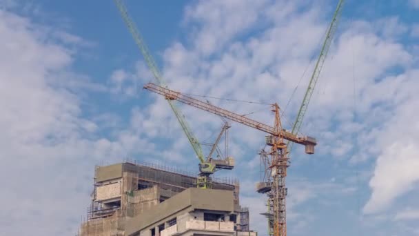 現代の建設現場で働くクレーン新しい超高層ビルのタイムラプスの作品 — ストック動画